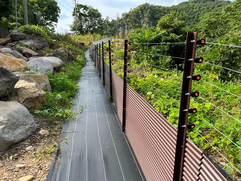 トタン板を併用した電気柵は維持管理が簡単！ | 電気柵など鳥獣害対策