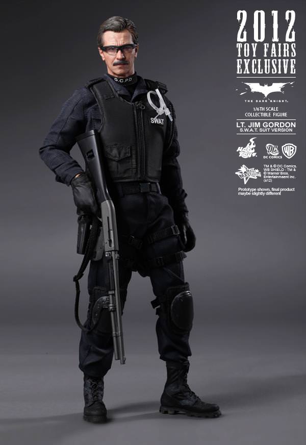 Hot Toys MMS 182 TDK – Lt. Jim Gordon (S.W.A.T. Version) – Hot