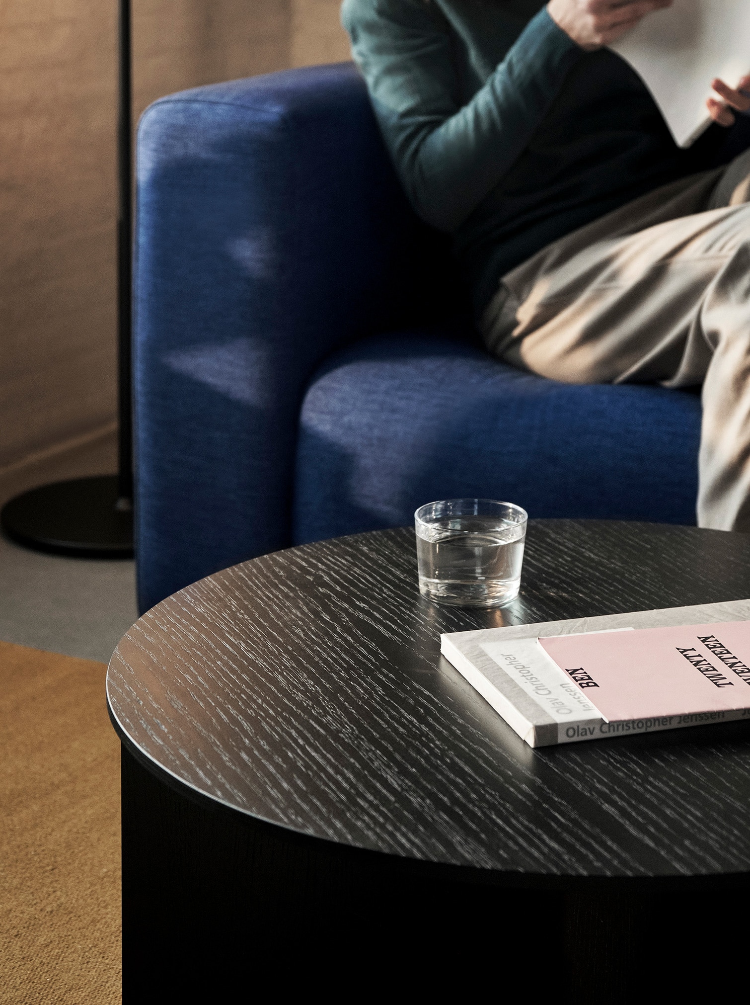 SLIT TABLE WOOD ROUND / Φ45 x H35.5 cm - テーブル | 【公式】HAY