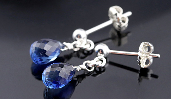 光露ピアス（カイヤナイト［ティアドロップカット］）|パワーストーン