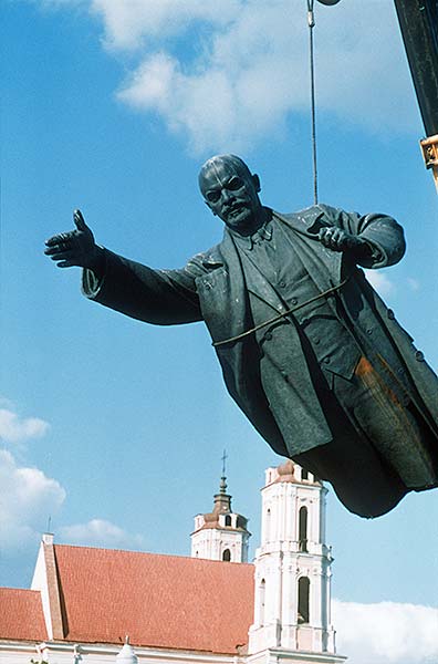 リトアニア独立宣言 クレーンでつるさ…：何でも宙に、世界のクレーン