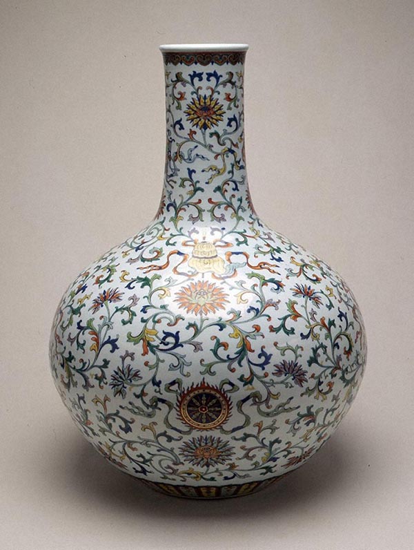 豆彩八吉祥唐草文天球瓶｜展示中の日本・東洋のやきもの｜コレクション