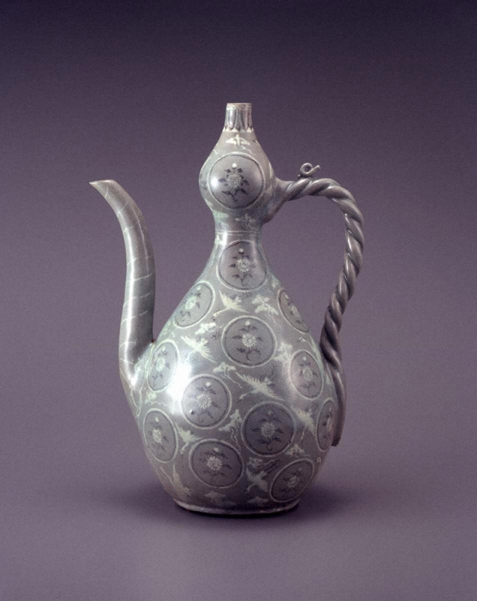 青磁象嵌雲鶴菊文瓢形水注｜展示中の日本・東洋のやきもの