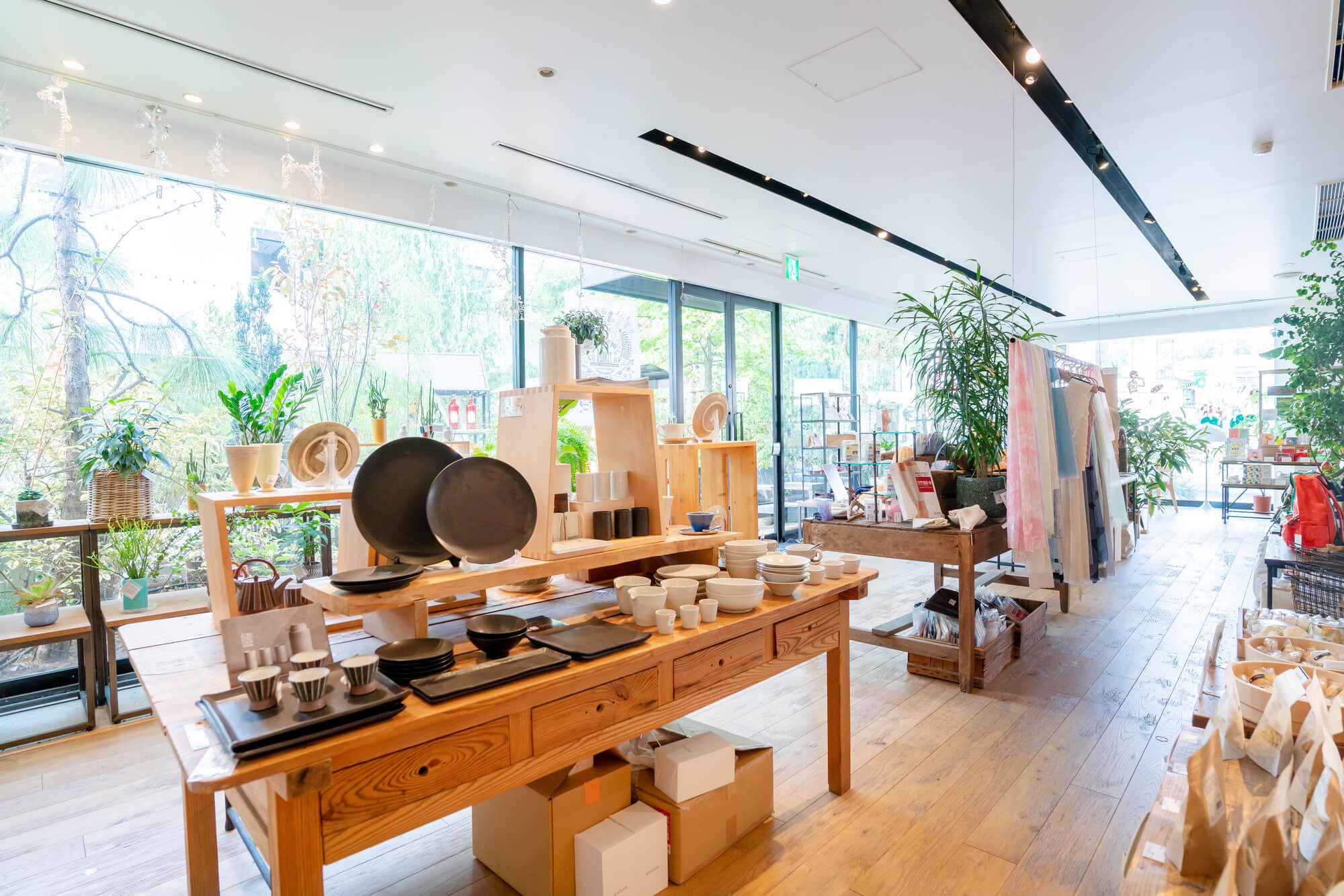 おしゃれな店舗づくり】実績のある大手に倣った木製什器のすすめ