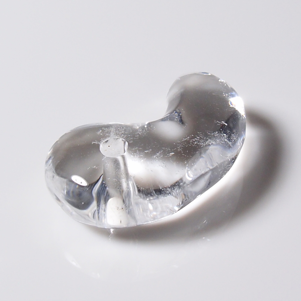 YS375 山梨県八幡山産水晶勾玉（まがたま） 山梨の職人が製作した勾玉