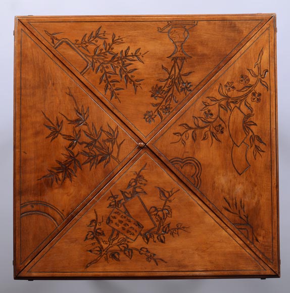 Japanese style game table with an engraved decoration - Gueridons