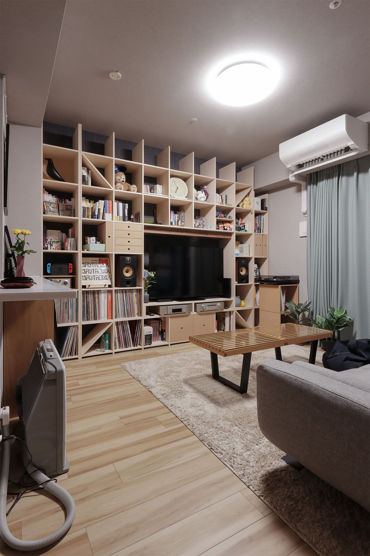 音楽を愉しむリビングボード – Shelf 壁一面の本棚 奥行350mm・スリム