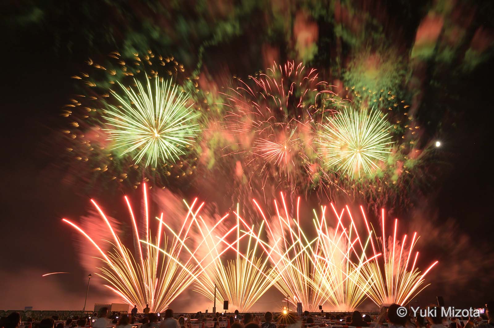 マーキンス現場便り | 花火で夜空に広がるアートを描く | 写真家
