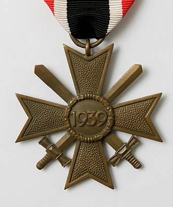 WWII ドイツ軍、剣付き第二級戦功鉄十字章（リボン付き）/実物・未使用