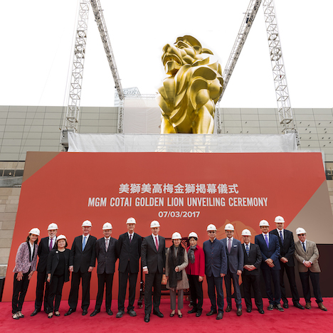 マカオに24Kの金箔3万2千枚使った巨大ライオン像お目見え＝カジノIR