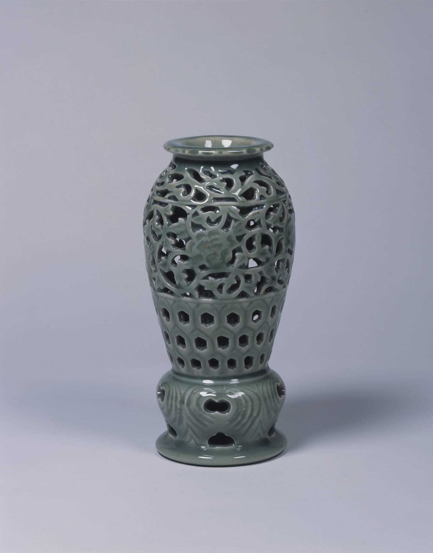 青磁牡丹唐草文透彫花瓶 – 兵庫陶芸美術館 収蔵品データベース