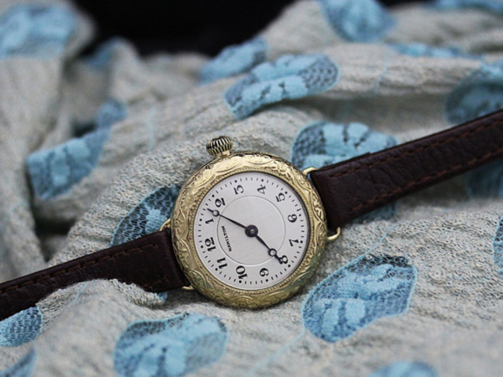 ハミルトン ケース装飾の美しい女性用アンティーク腕時計 【1925年製】