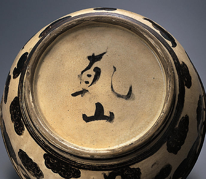 乾山銹絵掻落雲唐草文大鉢 - MIHO MUSEUM