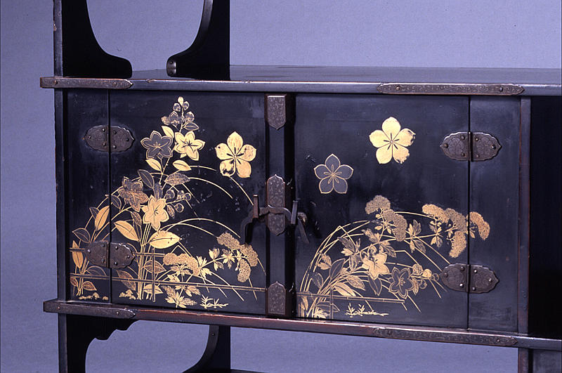 籬秋草桔梗紋散蒔絵厨子棚 - MIHO MUSEUM