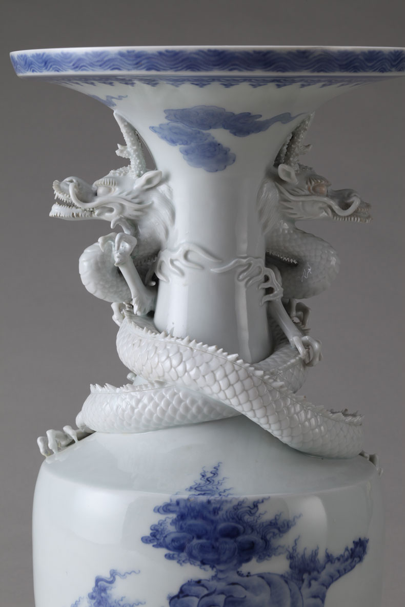 染付龍刻唐獅子牡丹文花瓶 ｜ みかわち焼 三川内焼- 総合サイト