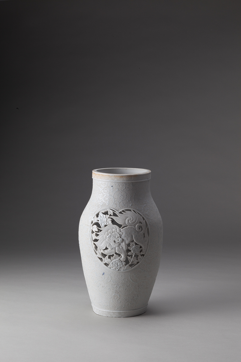 釉描彩唐獅子牡丹透彫瓶 ｜ みかわち焼 三川内焼- 総合サイト