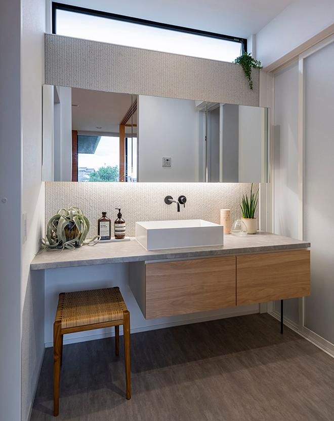 モルタルのカウンターが上質な雰囲気の洗面スペース｜ミラタップ（旧