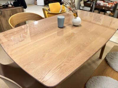 ウニコのSOLK【800×1400】にテーブルマットを敷いた事例 | 透明