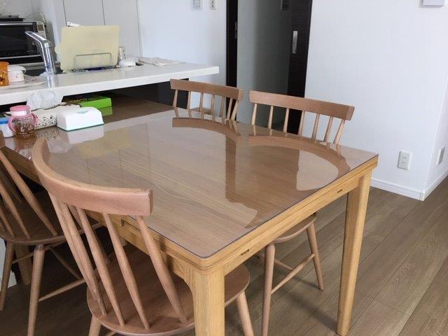 ウニコのテーブルTRITO［トリト］にマットをオーダーした家庭の写真