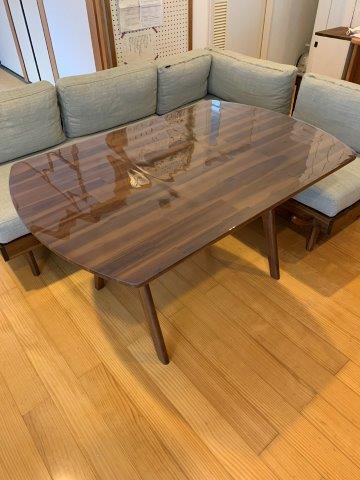 ウニコの【スウェラ】テーブルにオーダーした事例 | 透明テーブル