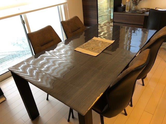 セラミック天板のテーブルに透明マットを敷いた事例 | 透明テーブル