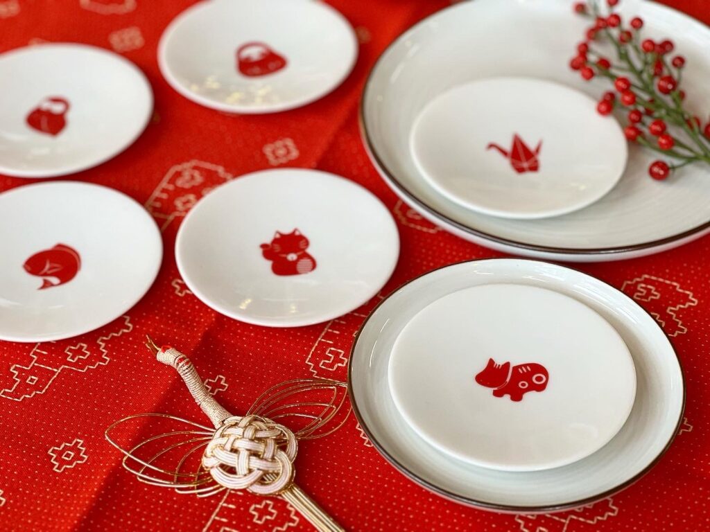 豆皿で家内安全！？縁起物が描かれためでたい食器！63ロクサンの