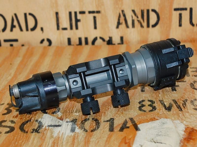 米軍実物 SUREFIRE/M951 ウェポンライト ピカティニーマウント FM63IR