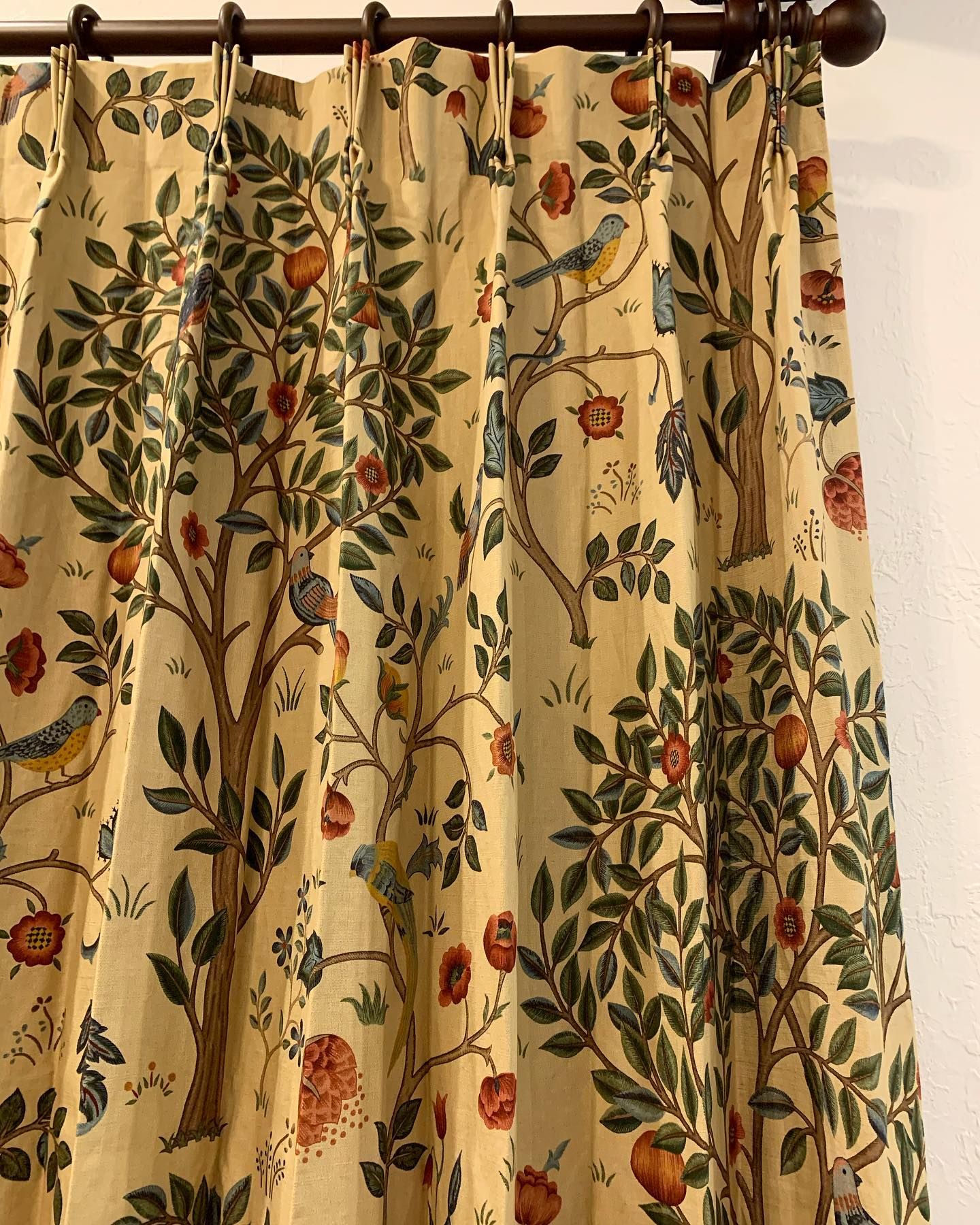 リビングにウィリアムモリスケルムスコットツリーを | GALLERY | 静岡