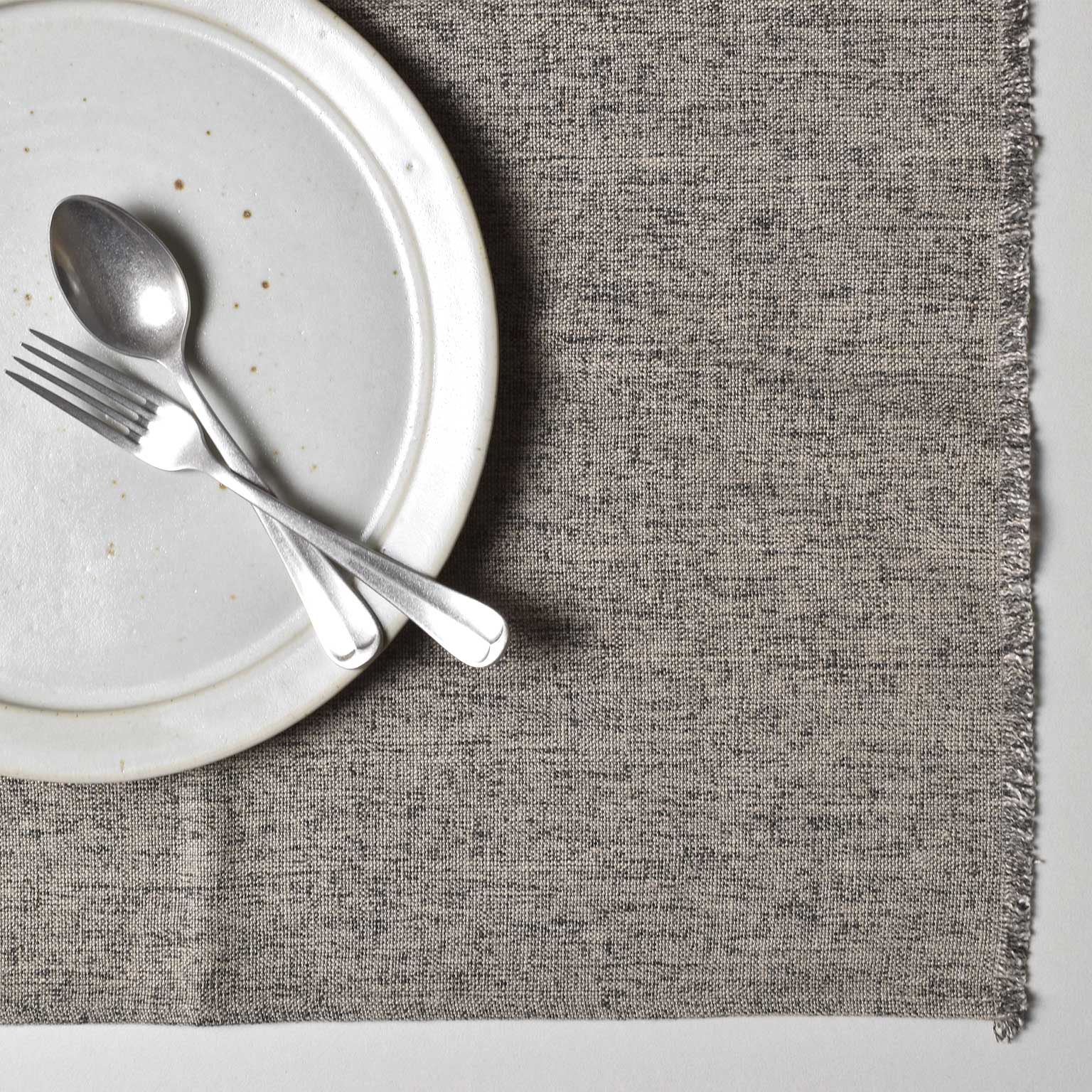 LISSOY（リソワ）Twist プレースマット リネン | LIVING MOTIF｜家具