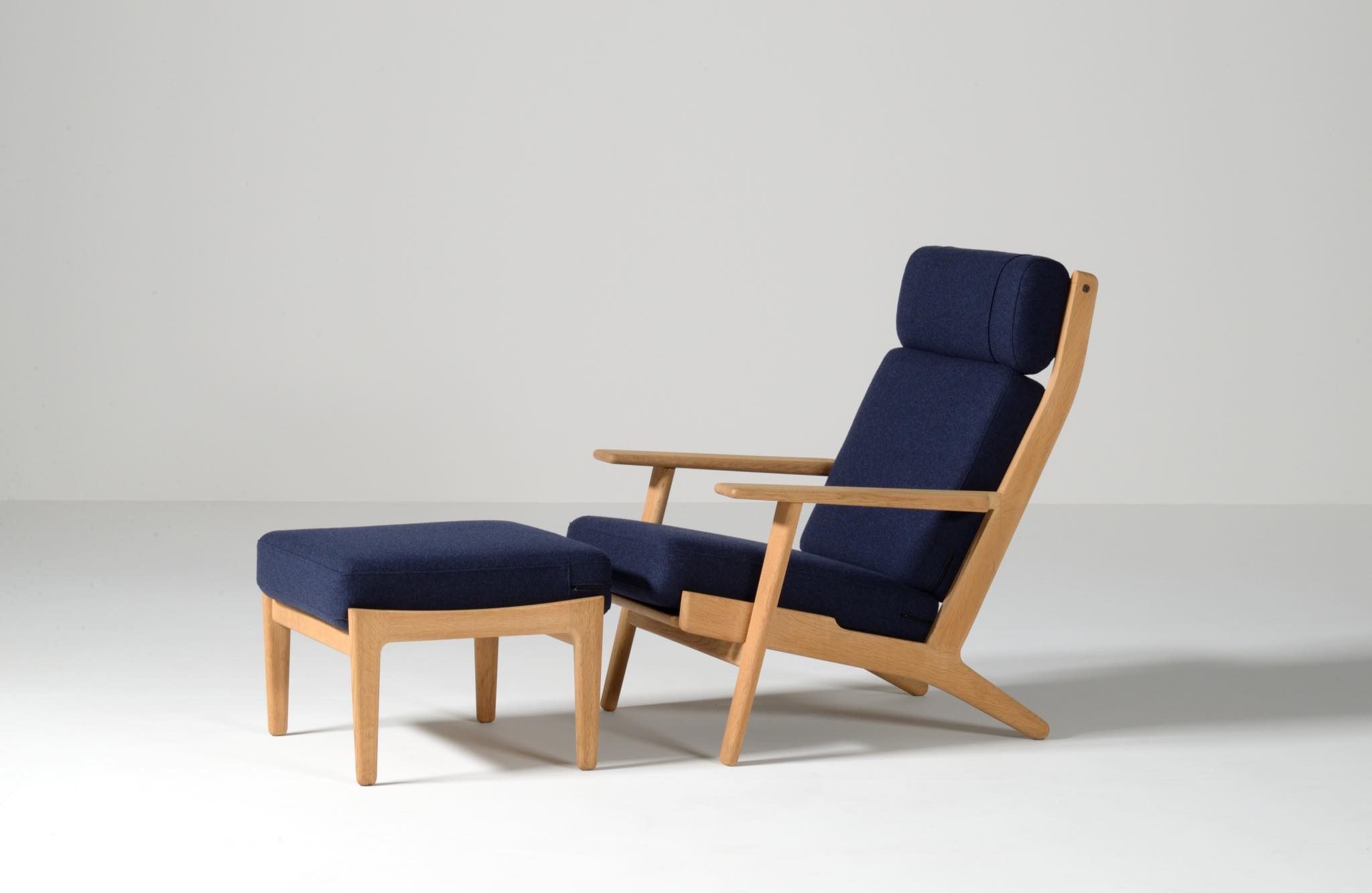 Hans J. Wegner GE290A Easy chair and GE290S Footstool ｜Luca