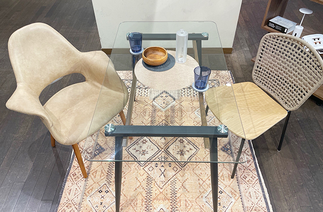 空間にモダンな印象と透明感を与えるクリアガラステーブル | NOCE