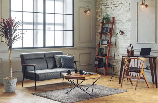 レザーとブラックスチールの相性が抜群の大人ヴィンテージ風コーデ