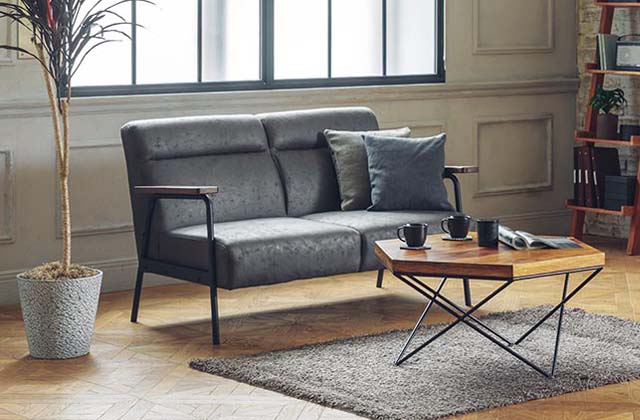 レザーとブラックスチールの相性が抜群の大人ヴィンテージ風コーデ