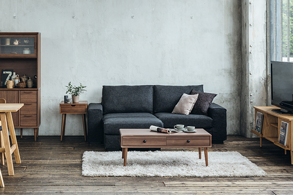 シンプルなデザインがどんな空間にもなじむオットマン付きソファ