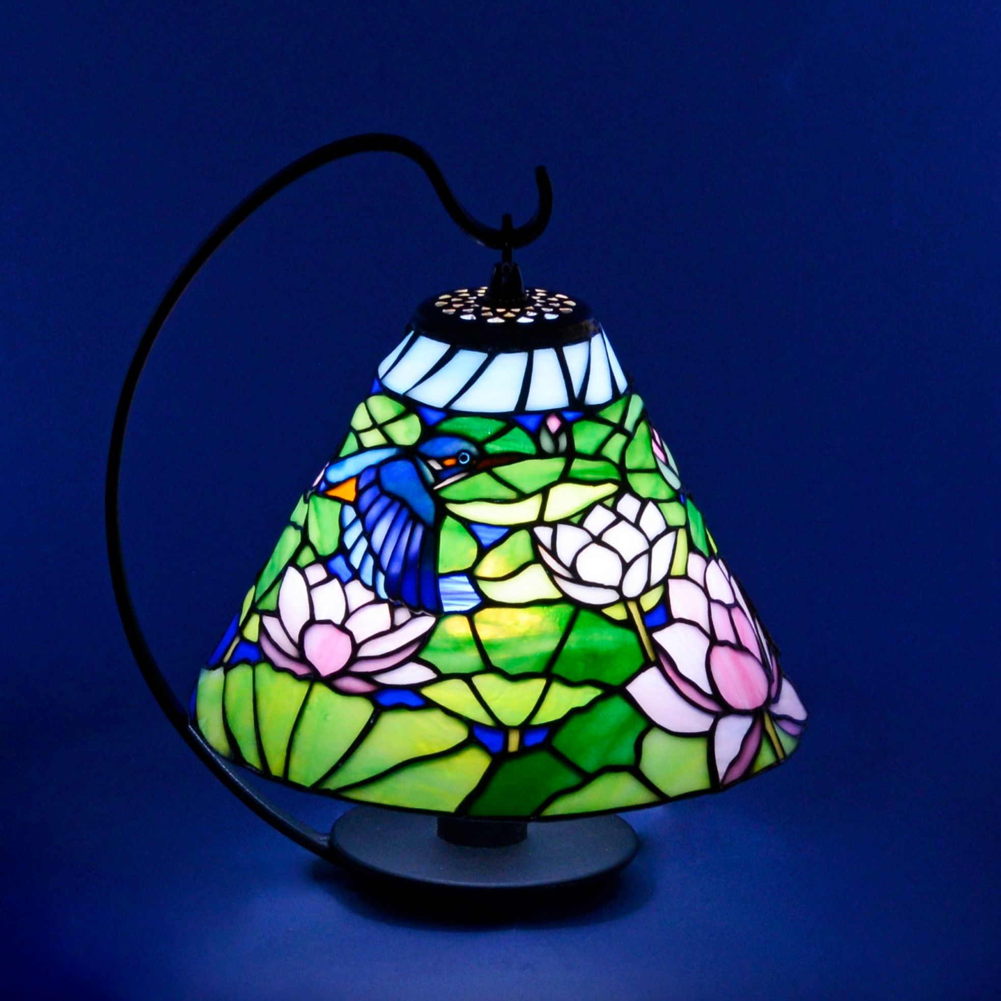 蓮とカワセミのランプ－ステンドグラス花鳥輪舞