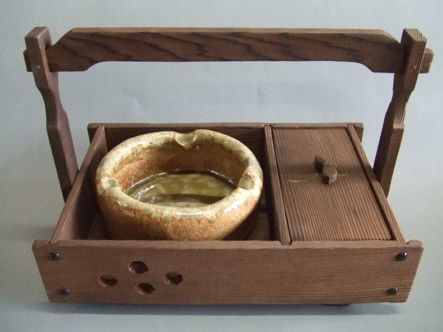 手づくり緋色灰皿 焼杉灰箱セット｜中村陶器 信楽焼の通販サイト