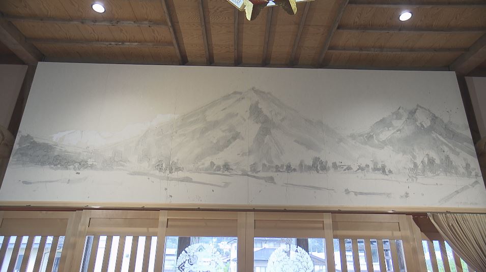 世界で活躍の美術家・田窪恭治さんが信濃町の寺に壁画 薄墨で描く“妙高