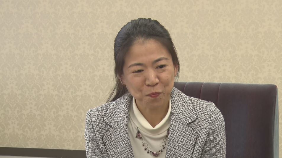 最高の夫で父親だった」9歳息子が父の写真を高々と 平出和也さんが日本