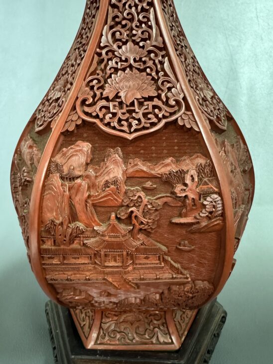 堆朱六角花瓶 ｜日興堂