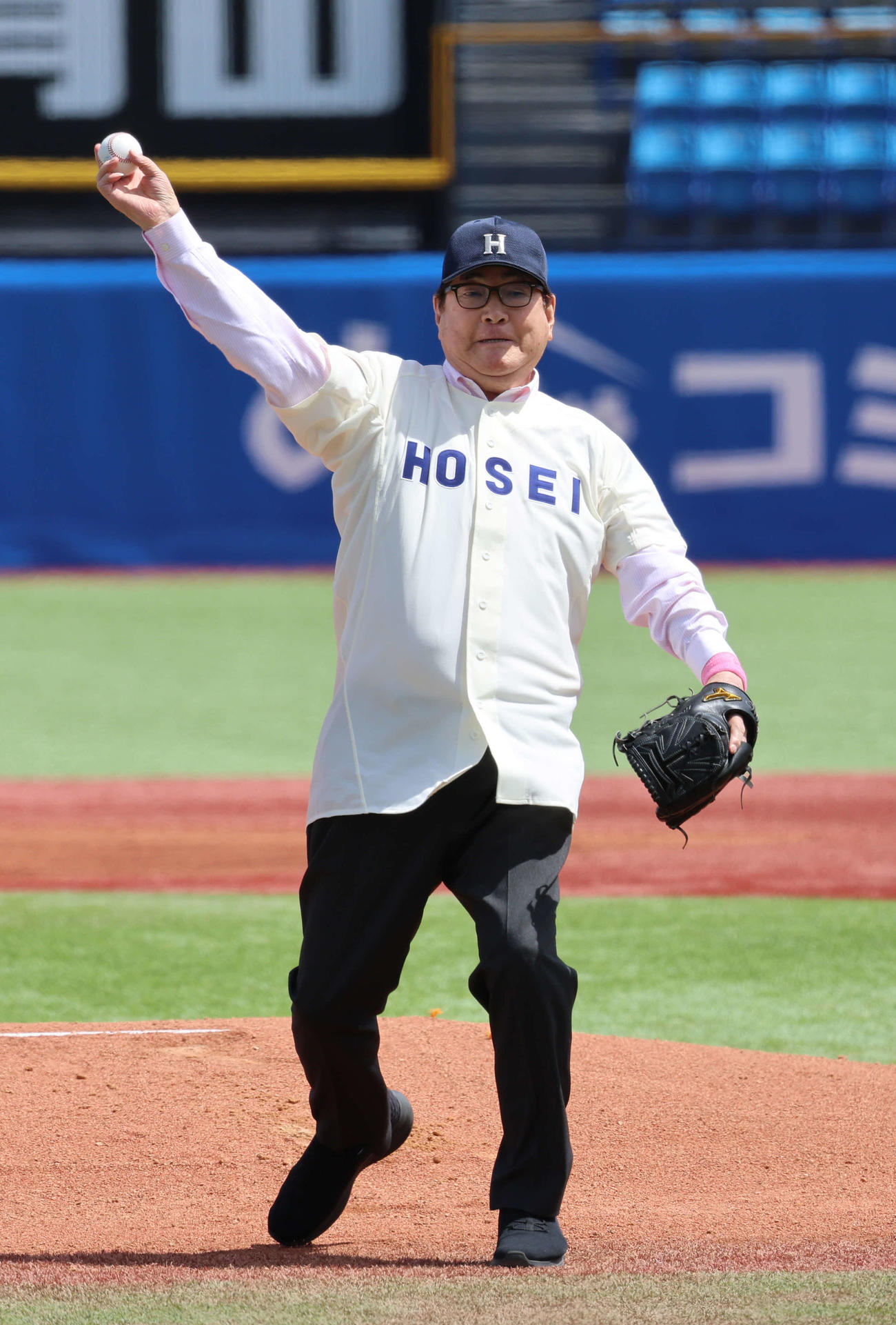 法大OB「ミスター赤ヘル」山本浩二氏が始球式 57年ぶり母校ユニホーム