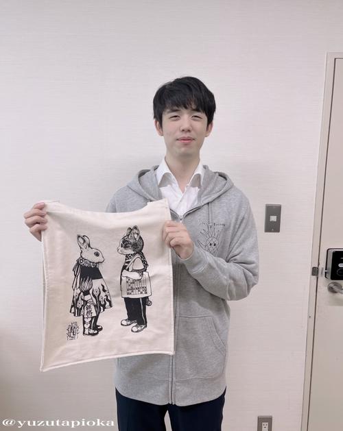 藤井聡太8冠たまらんかわいさ…パーカー＆トートバッグでくるりポーズ