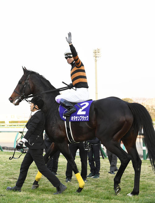 武豊が勝った有馬記念・3】キタサンブラックで逃げ切り！引退式では