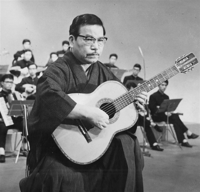 和服でギターを演奏する昭和40年ごろの古賀政男 - 大川音楽祭本選に30
