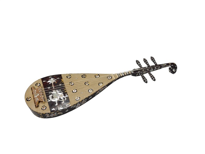 九州初公開となる「模造 螺鈿紫檀五絃琵琶」（正倉院事務所提供