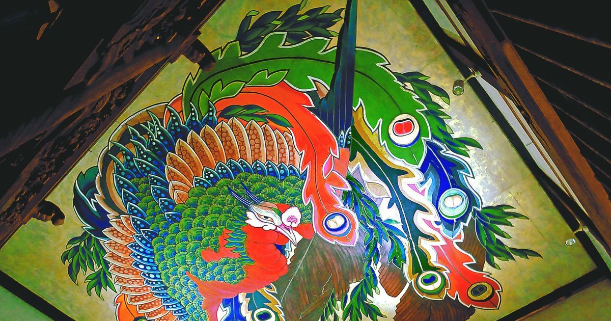 岩松院本堂の天井絵「八方睨み鳳凰図」。鳳凰はどこから見てもこちらを