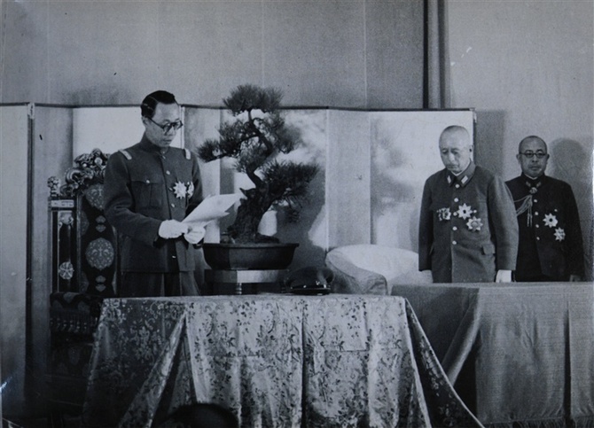 片山幸太郎さんが撮影した満州国皇帝・愛新覚羅溥儀（左）。右の2人は