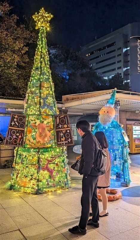 やさしい日本語】海(うみ)の「ごみ」で 作(つく)った クリスマスツリー