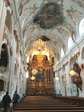 12世紀頃に建てられたというグロスミュンスター（大聖堂）。二つの塔