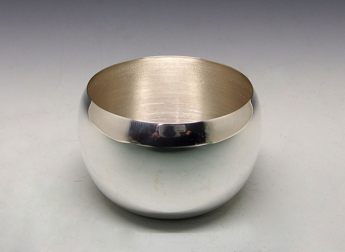 純銀製水入れ | 日伸貴金属の東京銀器日伸貴金属の東京銀器