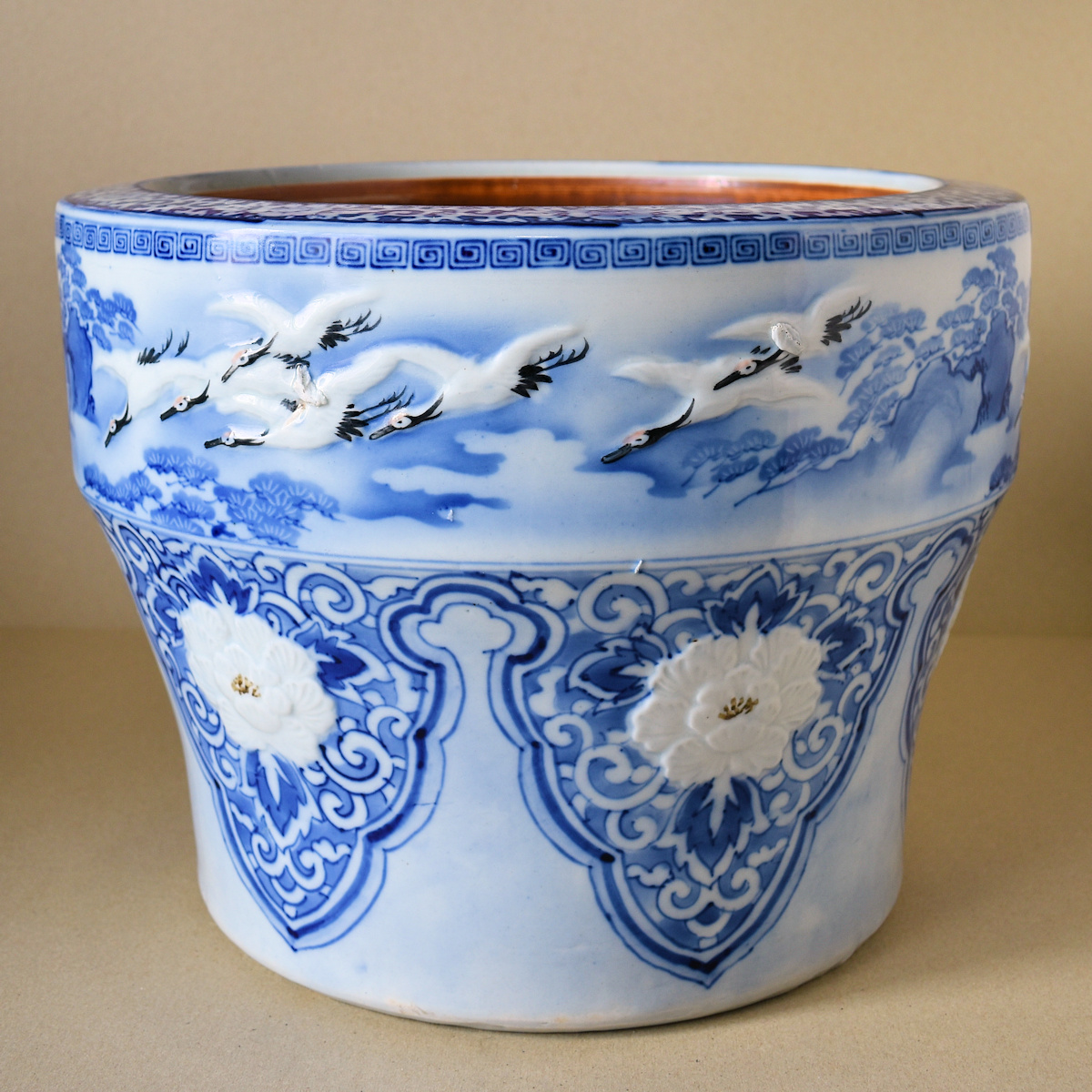 火鉢と炭道具の販売 骨董 斎明堂 / 浮き出し群鶴文様臼型火鉢